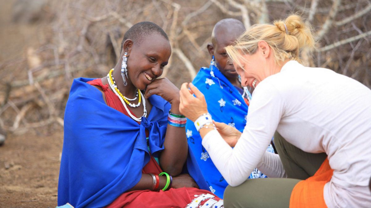 Massai mit Cornelia Wallner-Frisee. Foto: Africa Amini Alama