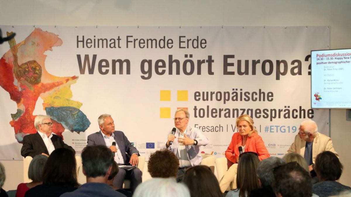 Referenten und Referentinnen sitzen auf der Bühne bei den Europäischen Toleranzgesprächen. 