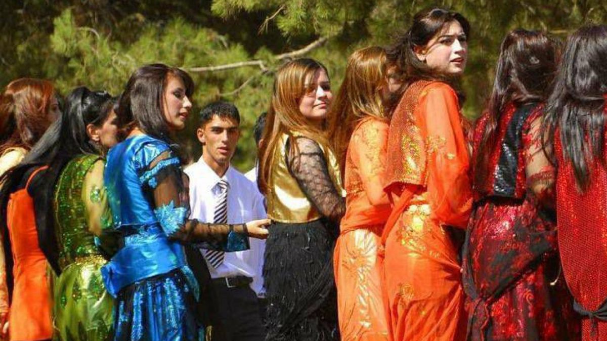 Die Kurdinnen tanzen ihre tradionelle Tanz