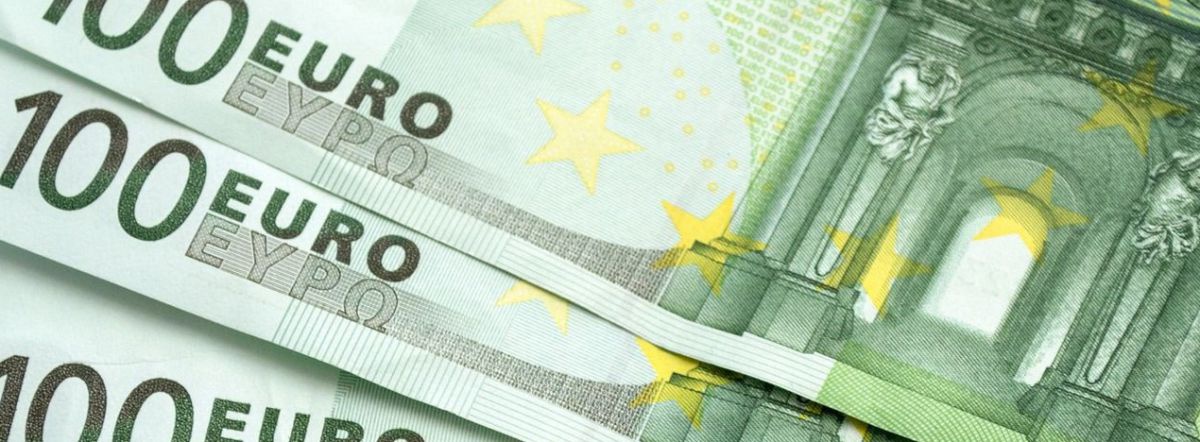 Mehrere 100 Euro-Scheine aufgefächert.