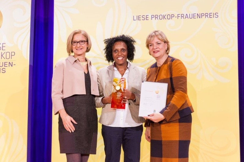 Landeshauptfrau Johanna Mikl-Leitner (links) und Frauen-Landesrätin Barbara Schwarz (rechts) gratulierten Hirut Grossberger (Mitte) zum Liese Prokop-Frauenpreis in der Kategorie „Wissenschaft und Technologie“. Landeshauptfrau Johanna Mikl-Leitner (links) und Frauen-Landesrätin Barbara Schwarz (rechts) gratulierten Hirut Grossberger (Mitte) zum Liese Prokop-Frauenpreis in der Kategorie „Wissenschaft und Technologie“.