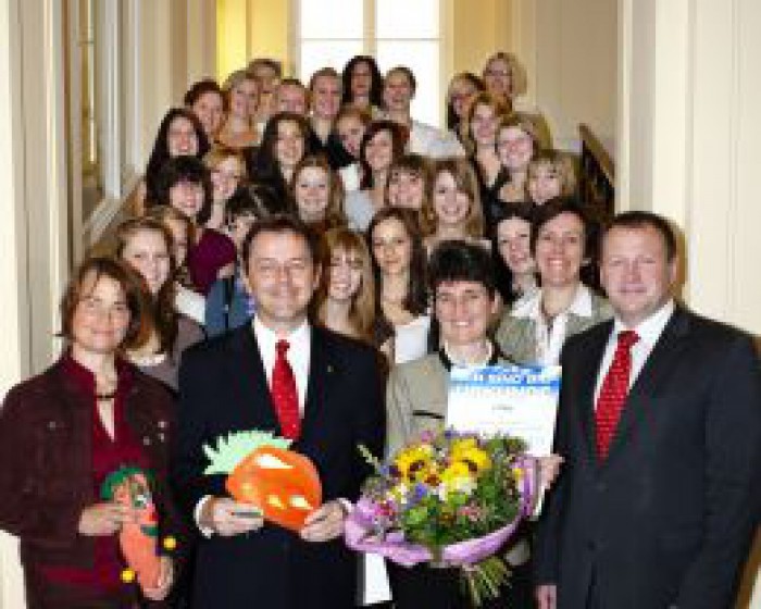 Foto: AMA Preisverleihung durch Umweltminister Niki Berlakovich und AMA-Vorstand Günter Griesmayer: PreisträgerInnen der BAKIP Don Bosco Foto: AMA