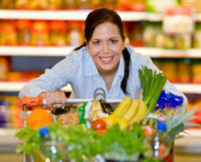 Foto: bilderbox - fotolia Während der heißen Sommermonate sollten bunte Obst- und Gemüsesorten, bevorzugt in intensiven Farben wie Rot, Orange, Gelb und Grün den Speiseplan dominieren. Foto: bilderbox - fotolia