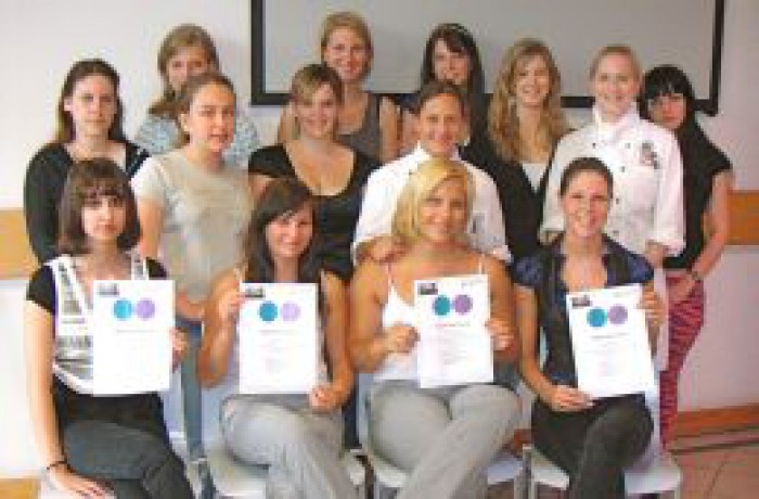 Zertifikatsverleihung an die 18 SchülerInnen, welche an der HLTW Wien 13 die Ausbildung zu SelbstsicherheitstrainerInnen absolviert haben