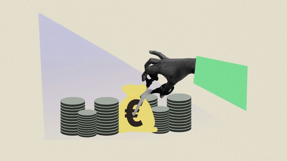 Illustration: 6 verschieden hohe Münzstapel, in der Mitte ein Sack mit dem € darauf, eine Hand hält eine Schere und schneidet in den Sack.