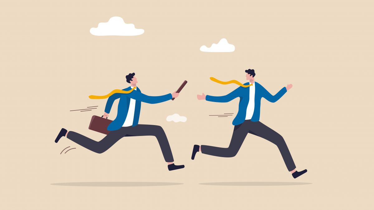 Eine illustration zwei Menschen, die in Businesskleidung hintereinander laufen. Einer reicht dem anderen einen Staffelstab.