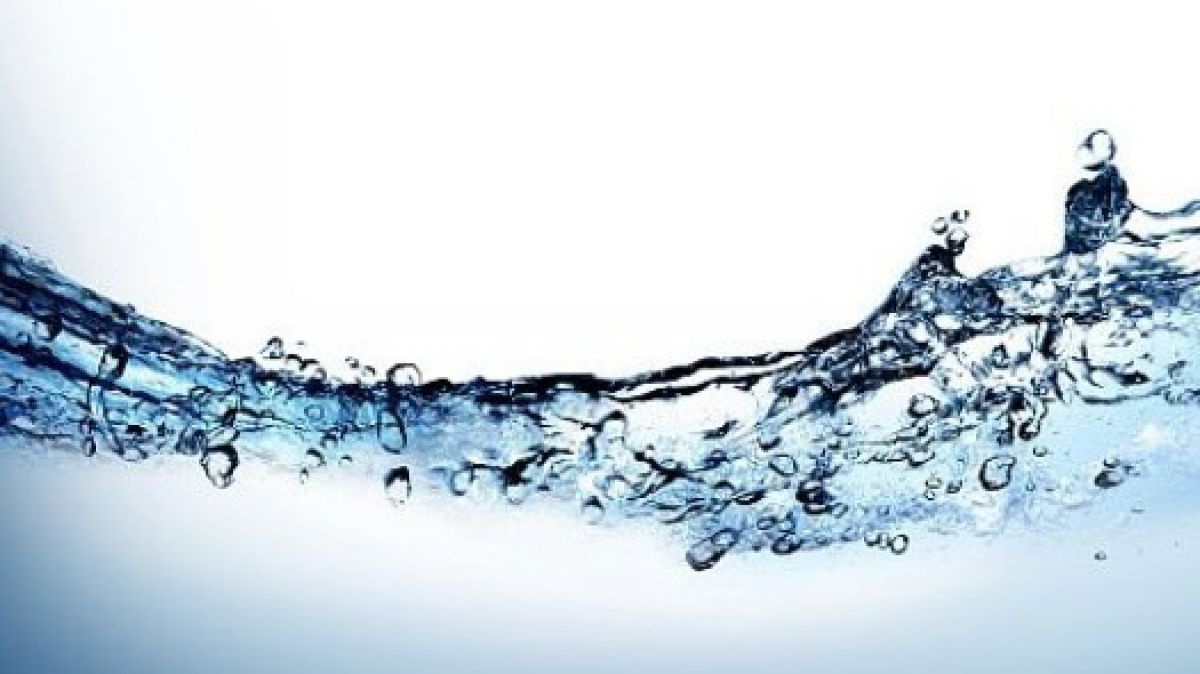 Wasseroberfläche in Nahaufnahme mit Verwirbelung und Luftblasen