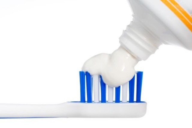 fotolia_smileus_12966153_m_zahnpaste
