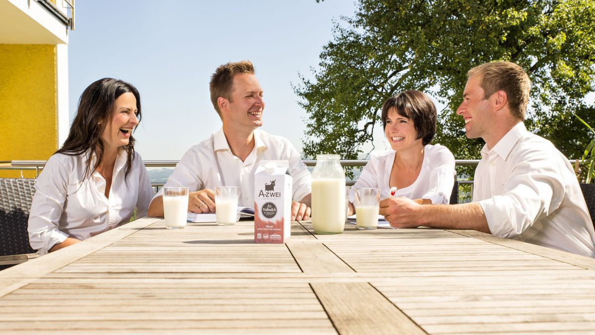 gruppenfoto_tisch