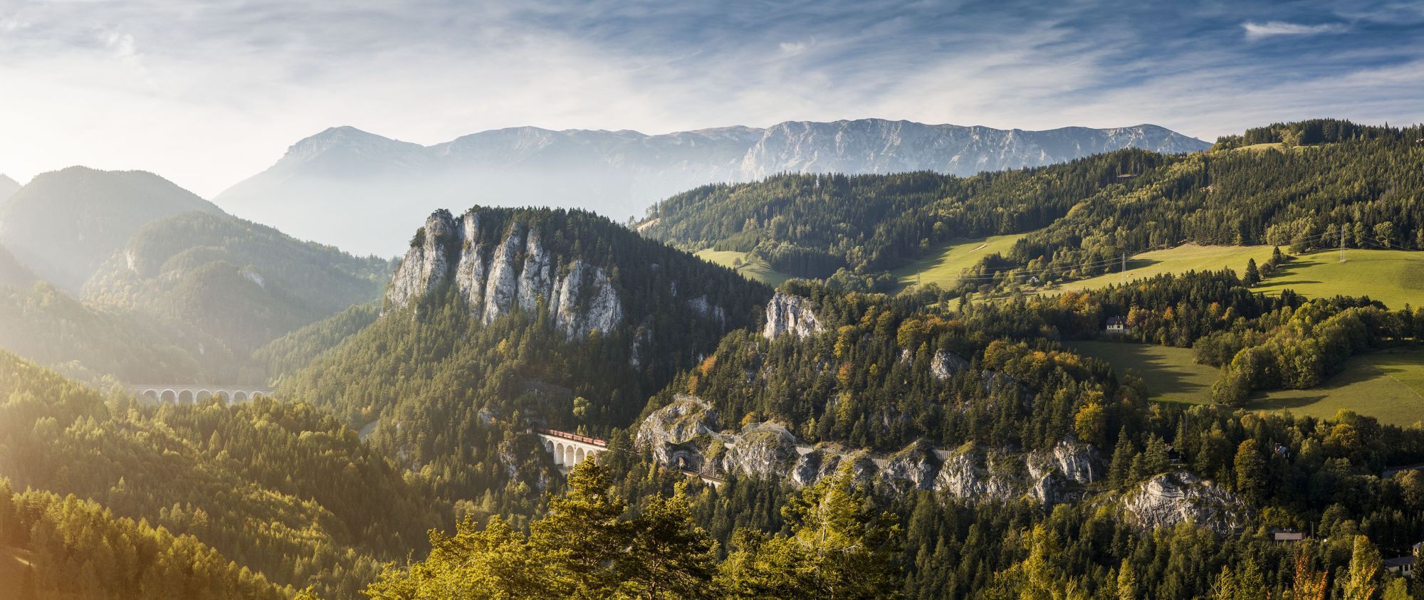 Ein Panorama einer beeindruckenden Berglandschaft.