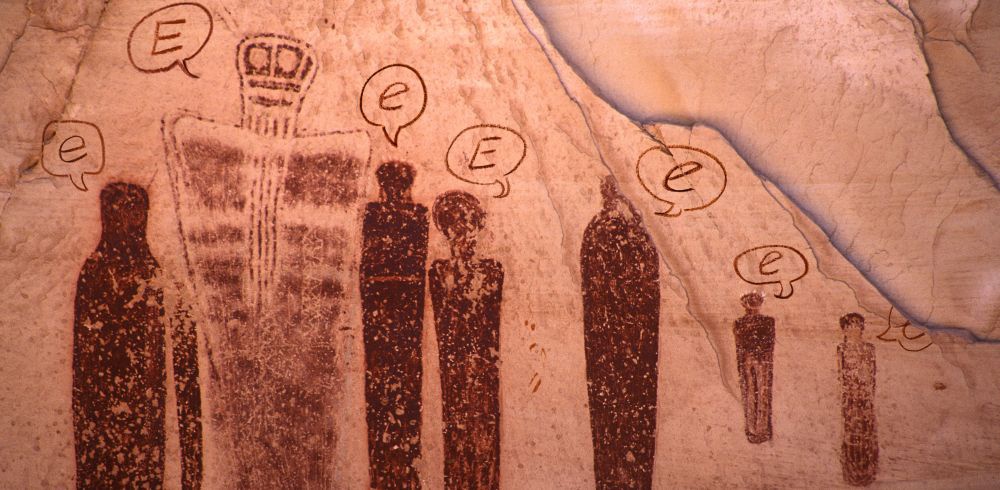 Eine Höhlenmalerei dunkelrot auf hellrotem Stein zeigt die Umrisse von Personen. Darüber Sprechblasen in denen jeweils 