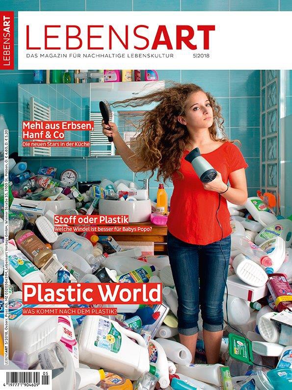 Eine junge Frau föhnt sich inmitten von Plastikbergen die Haare.