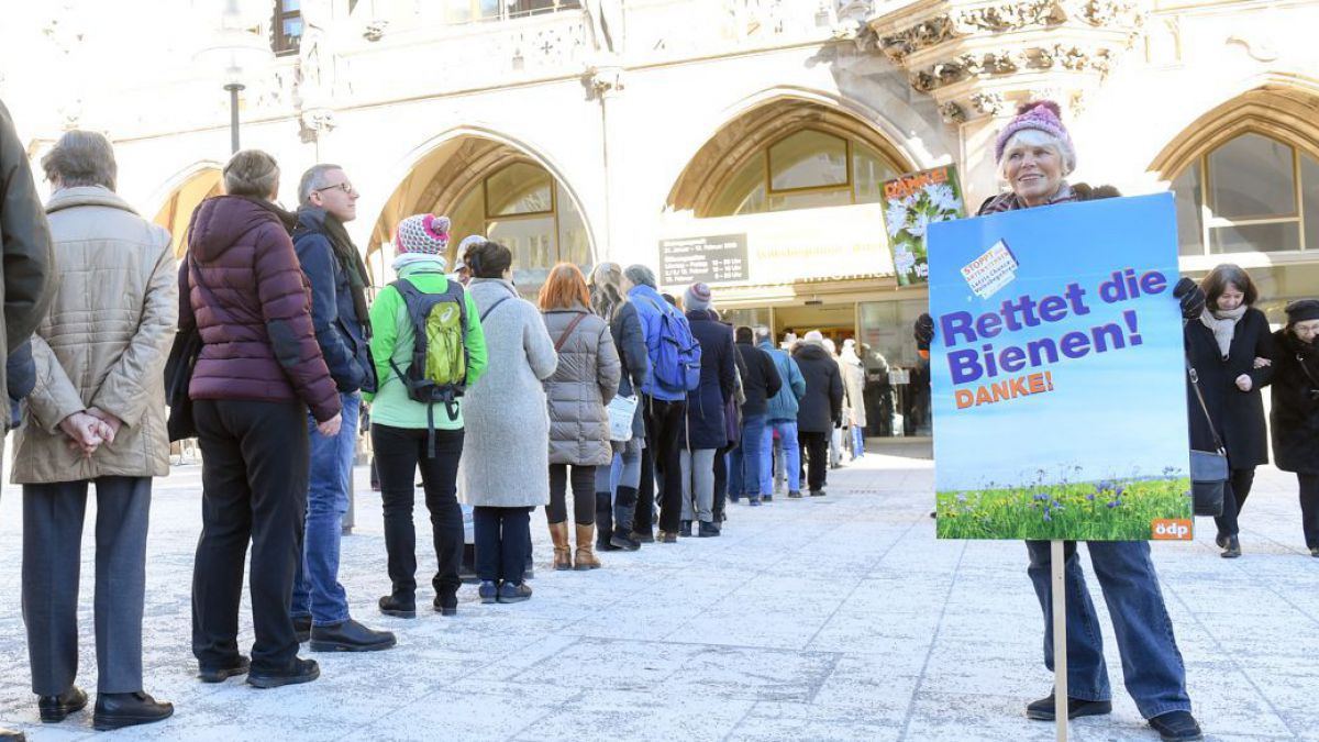 Lange Schlange von Menschen vor dem Müncher Rathaus.
