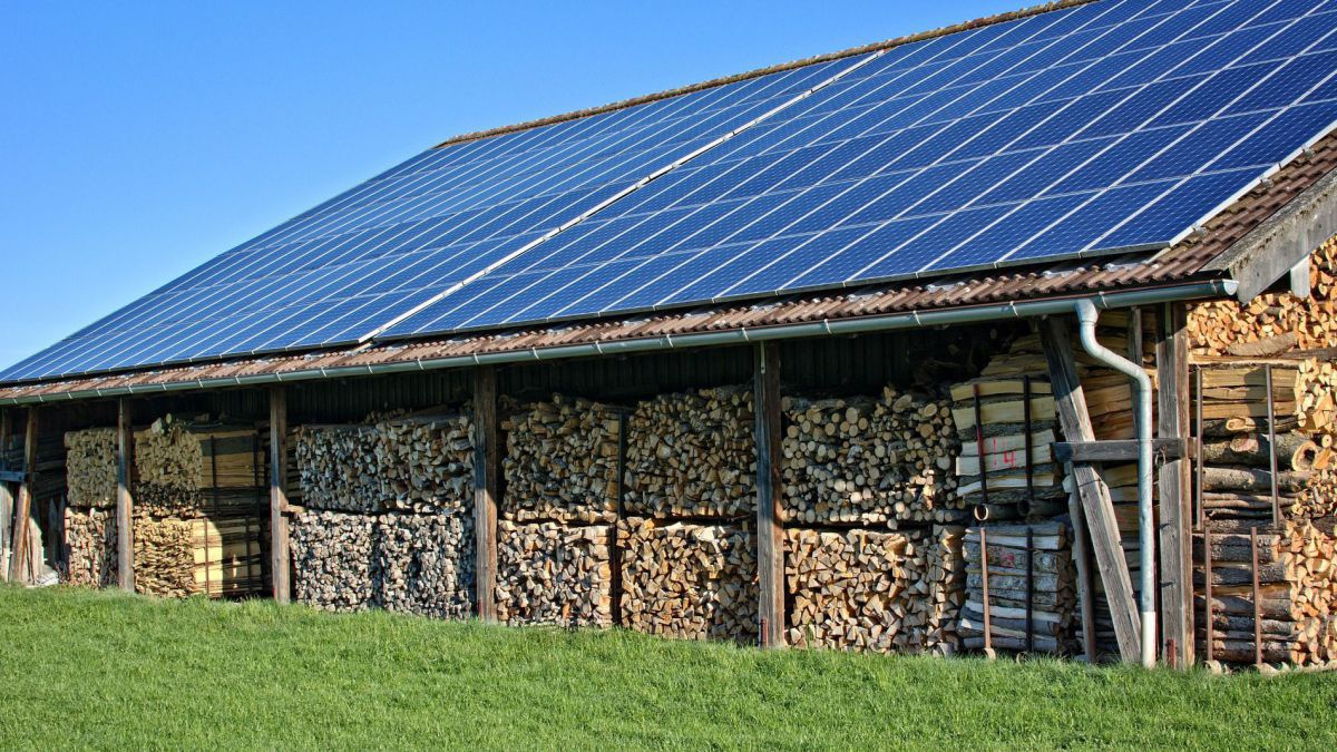 Photovoltaikanlage auf Hütte mit Holzlager