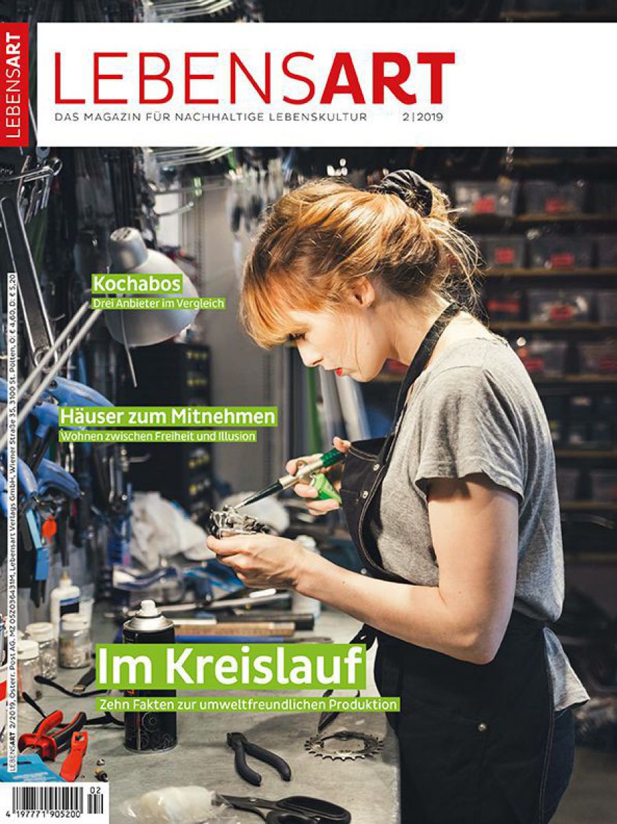 Das Cover zeigt eine junge Frau, die in einer Werkstatt an einem elektronischen Bauteil arbeitet.