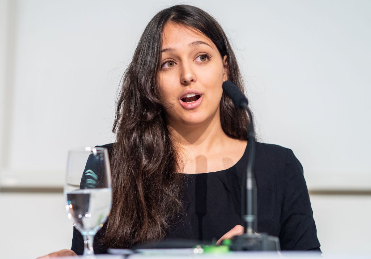 Ivana Vlahusic spricht in eine Mikrofon