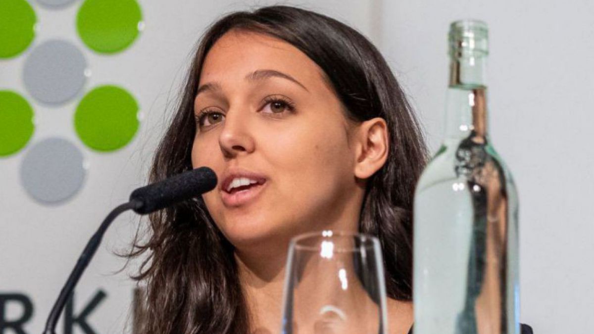 Ivana Vlahusic spricht in ein Mikrofon