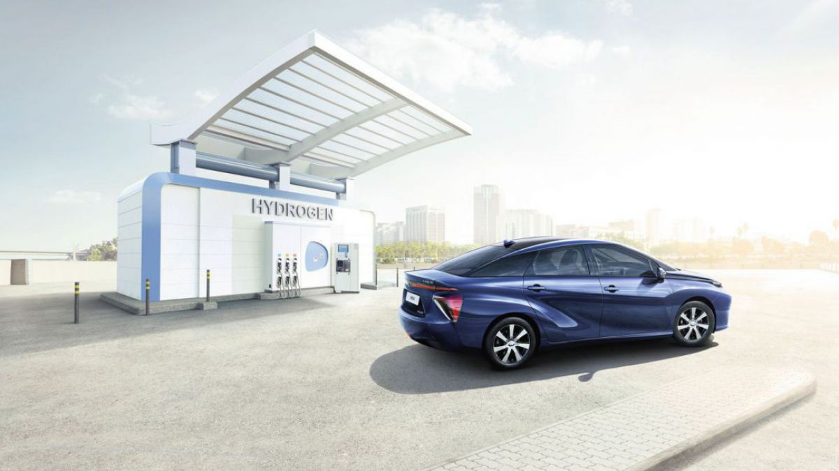 Wasserstofftankstelle und Brennstoffzellenauto Toyota Mirai.