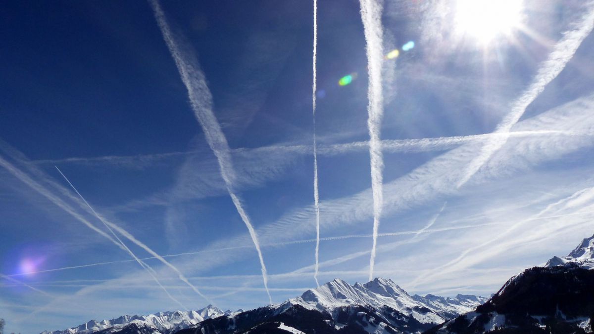 Viele Kondensstreifen am blauen Himmel.