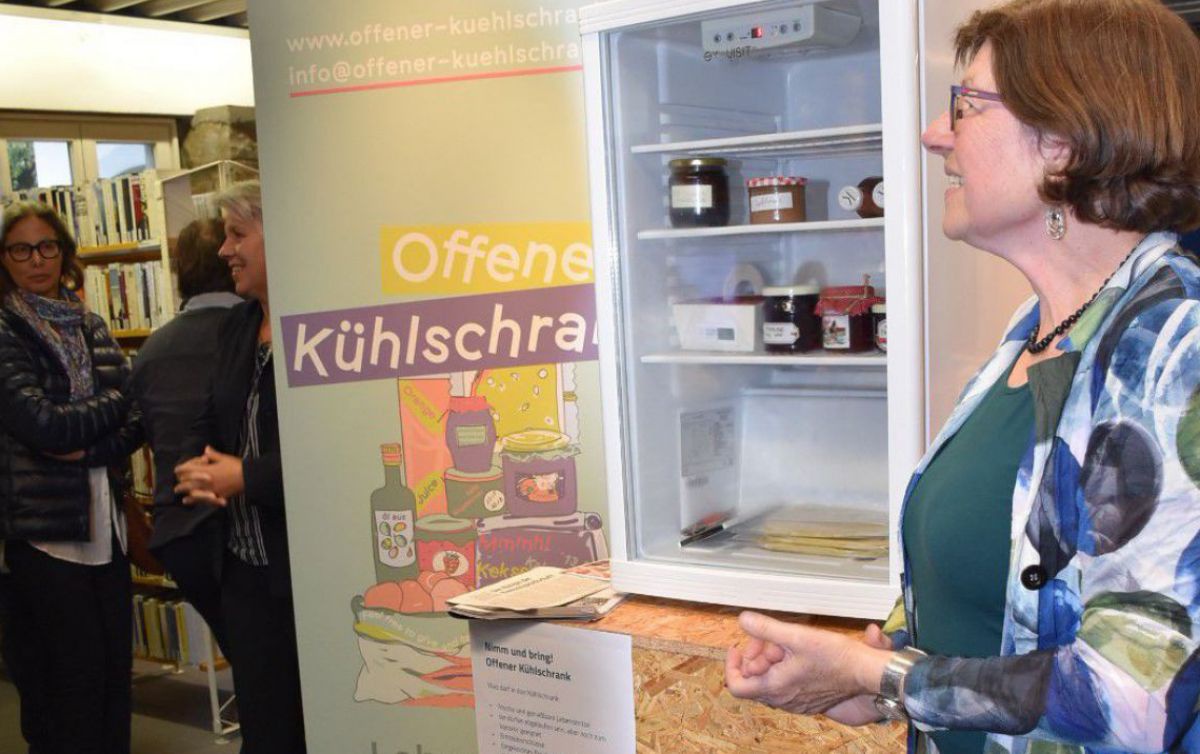 Offener Kühlschrank mit Gläsern darin