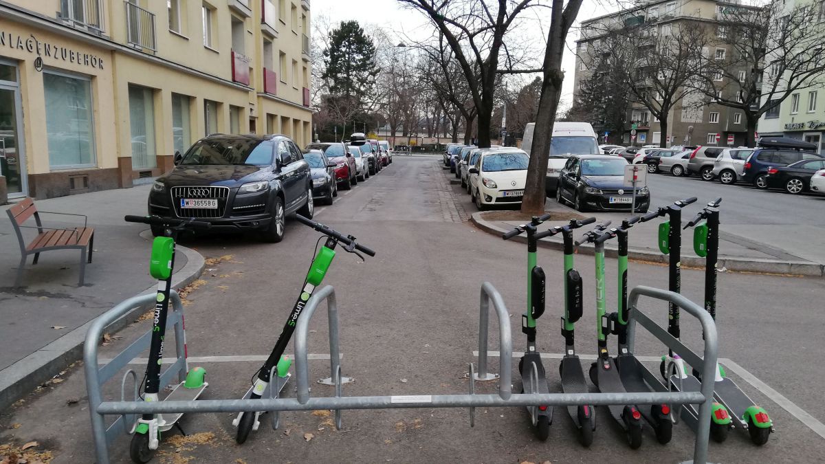 E-Scooter im Fahrradständer.