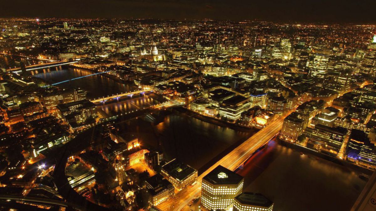 Luftaufnahme London bei Nacht.