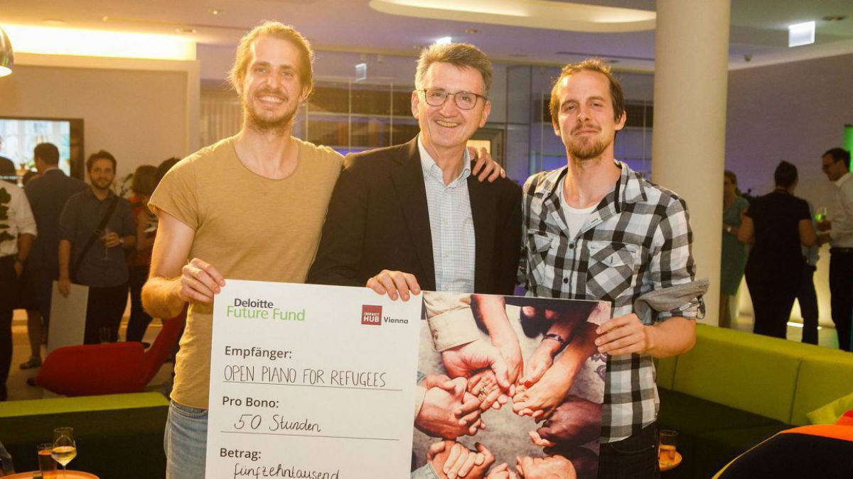 gruppenfoto-platz-1_open-piano-for-refugees_credits-cochic-photography