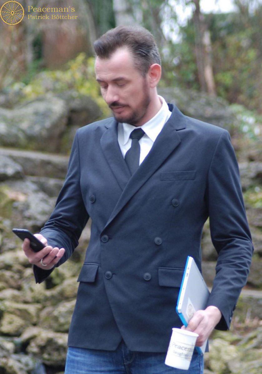 Mann schaut auf sein Handy