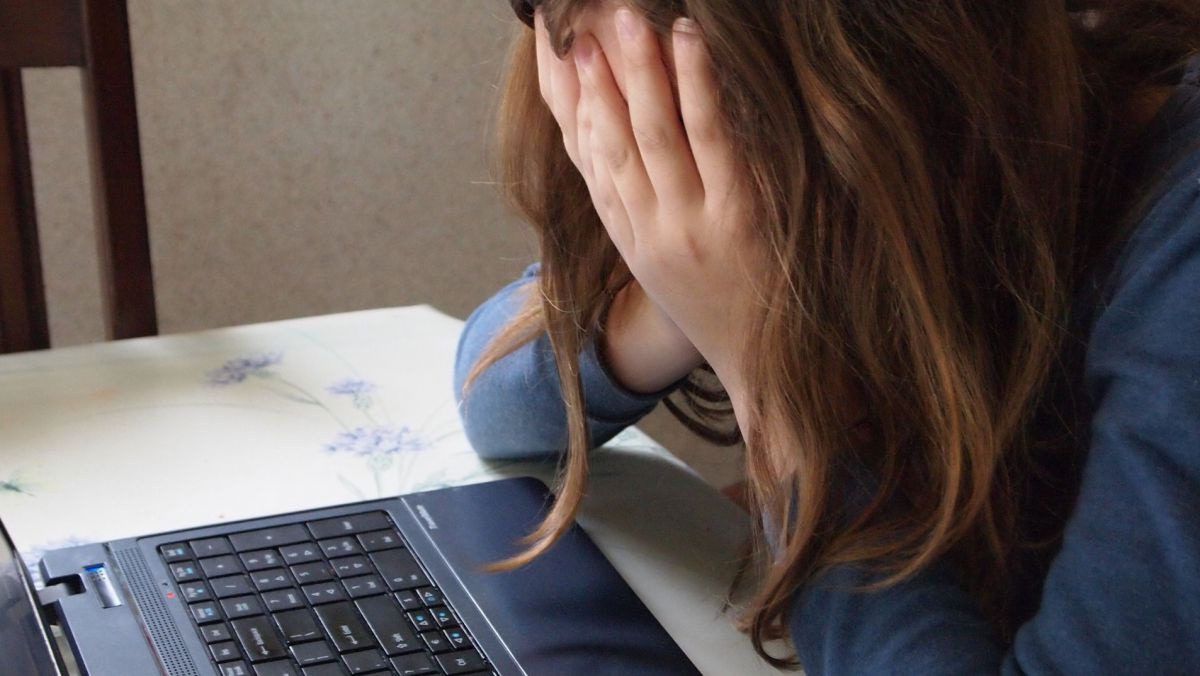 Ein Mädchen am Computer