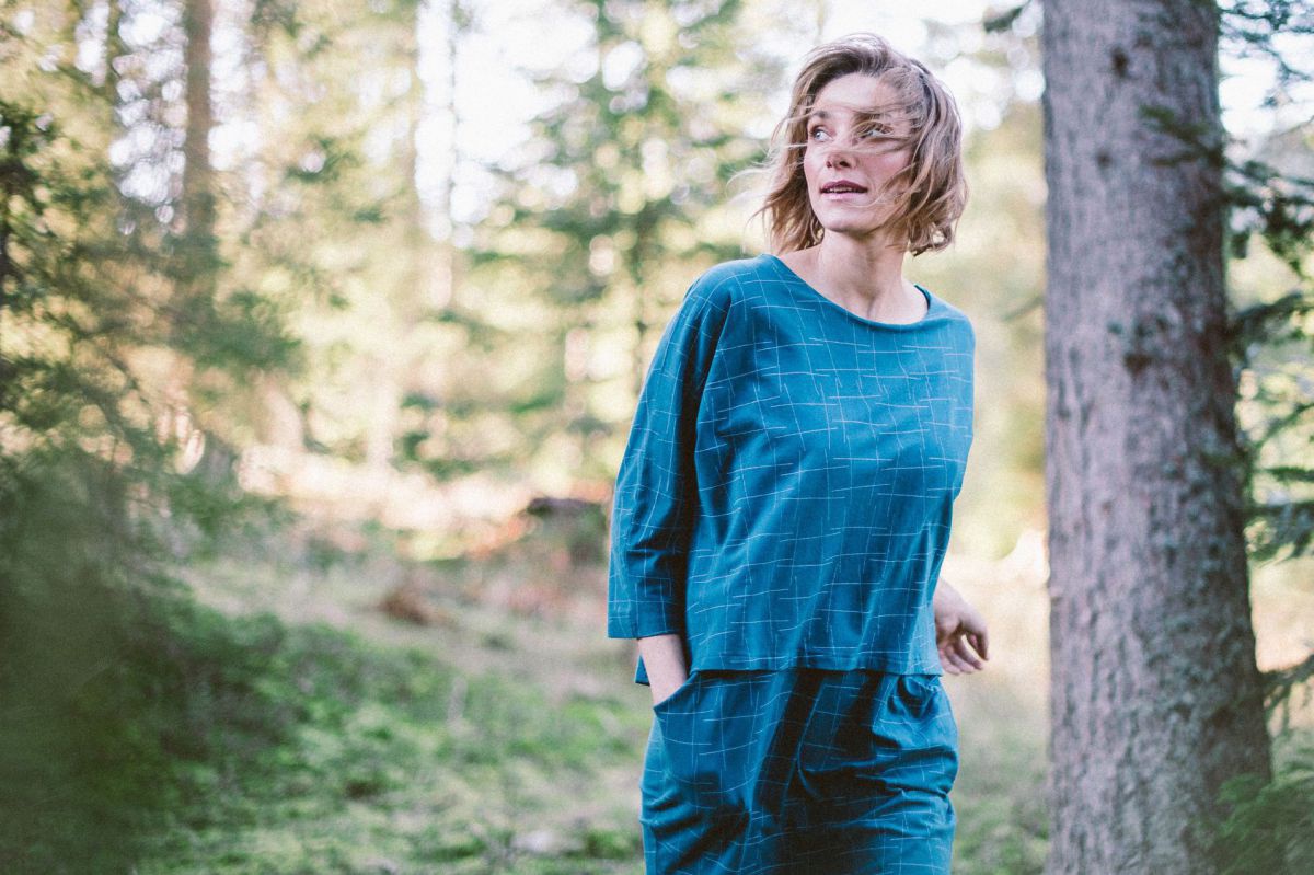 Frau in blauem Kleid
