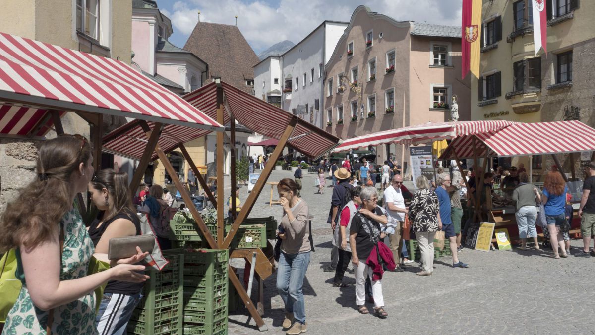Menschen beim Gemüsemarkt in Hall in Tirol.