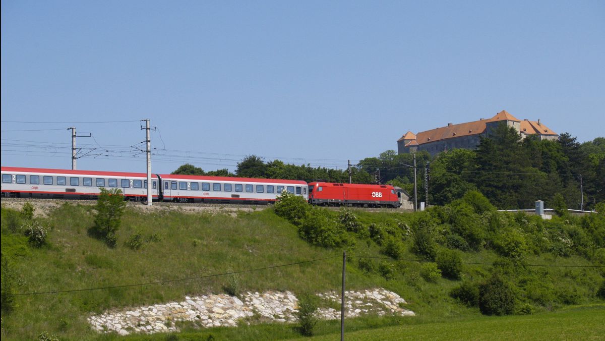 Ein Zug fährt durch die Landschaft.