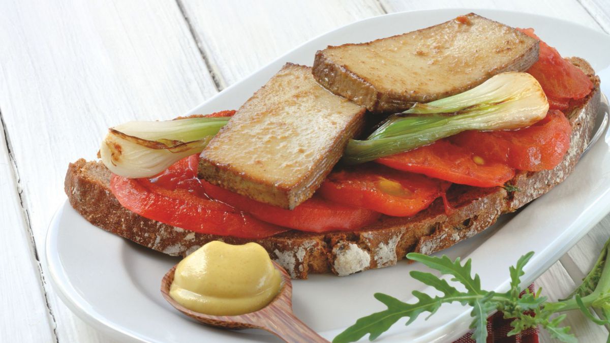 Brot mit Tomaten und Tofu.