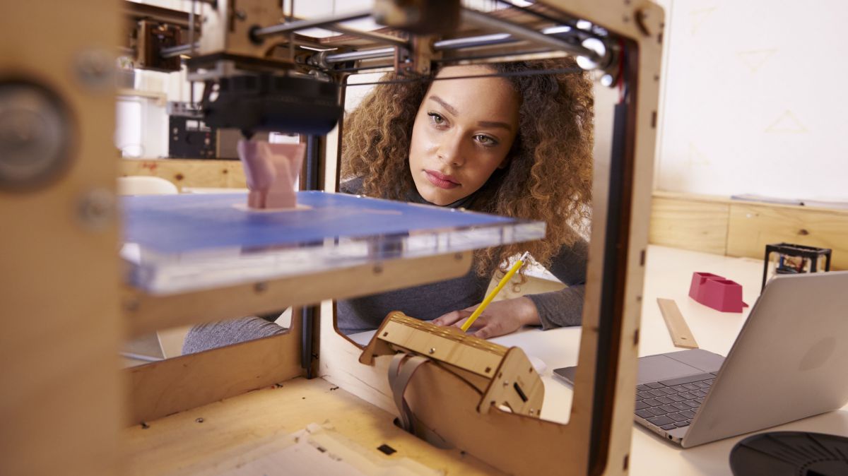 Frau am 3D-Drucker.