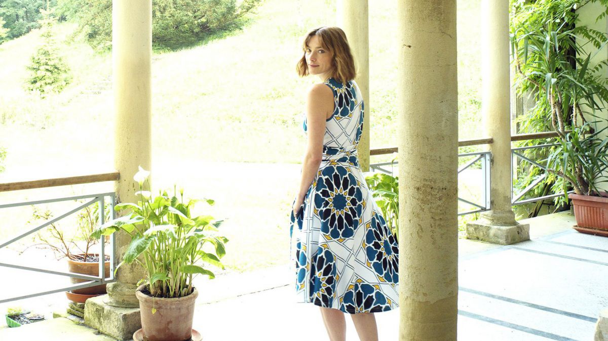Frau in blau-weißem Sommerkleid.