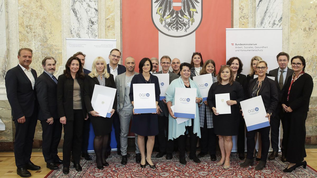 Männer und Frauen mit Zertifikat.
