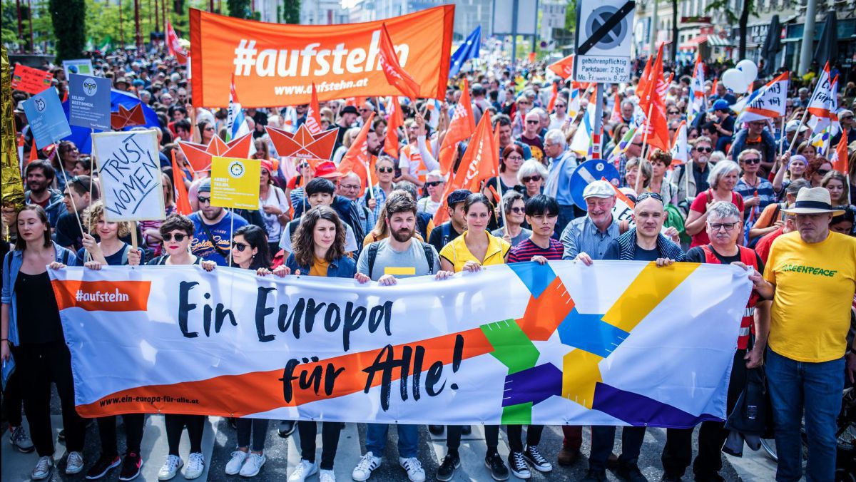 Menschen mit Demoplakaten. 