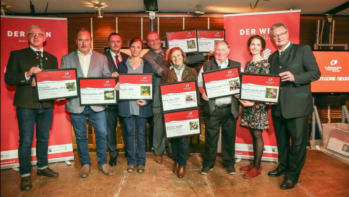 Gewinnerinnen und Gewinner bei der Weinprämierung.