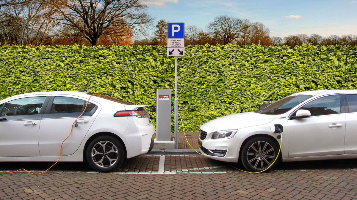 Zwei Elektroautos an der Ladesäule.