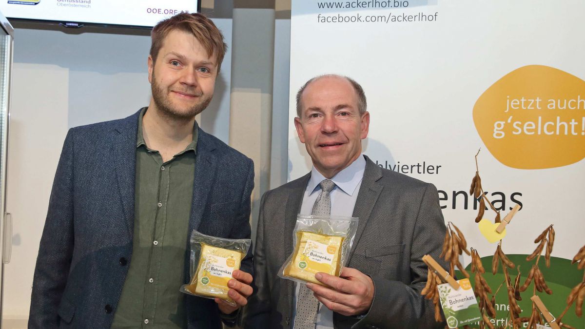Gregor Mittermayr und Landesrat Max Hiegelsberger halten Bohnenkas in ihren Händen.