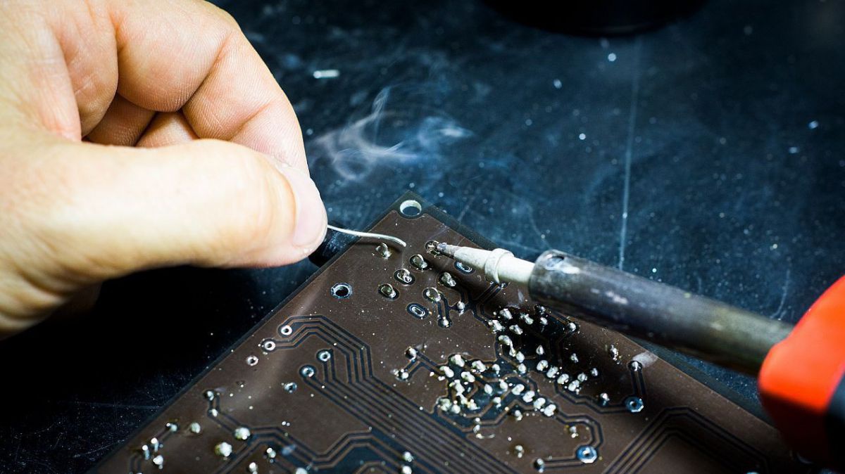 pexels-blaz-erzeticperson-soldering-chip-2628105