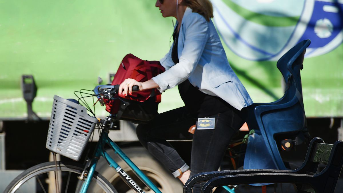 Frau auf Rad.