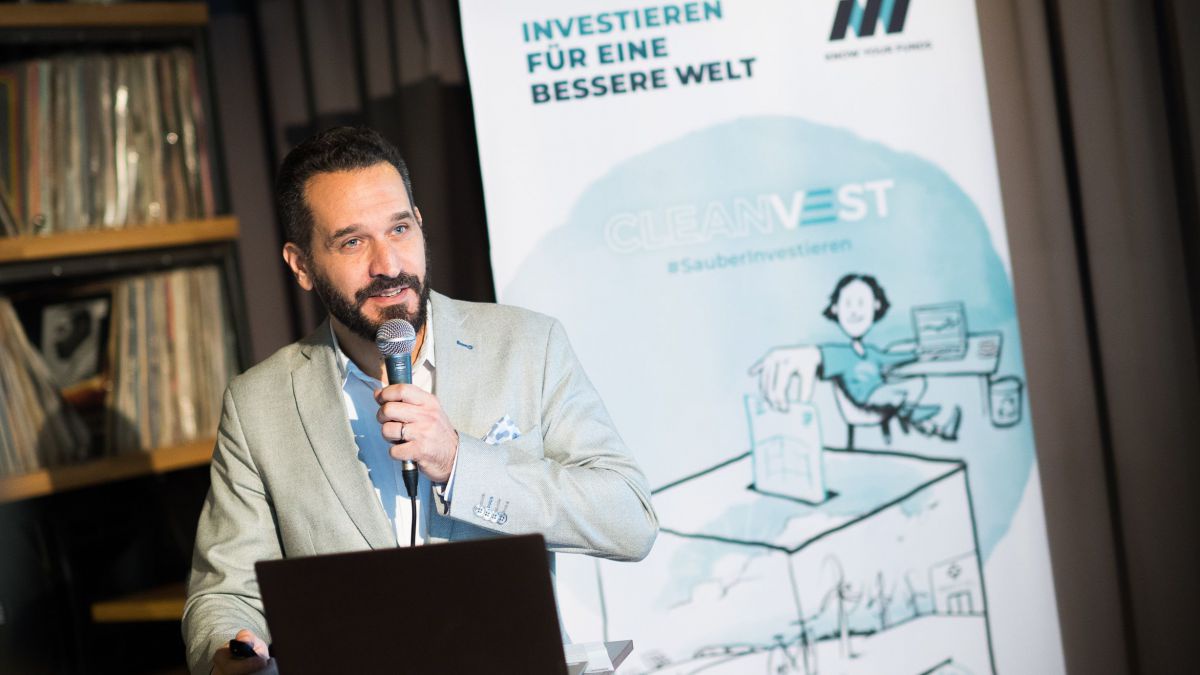 Mann spricht in Mikrofon.