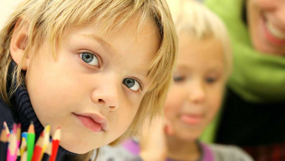 Zwei Schulkinder.