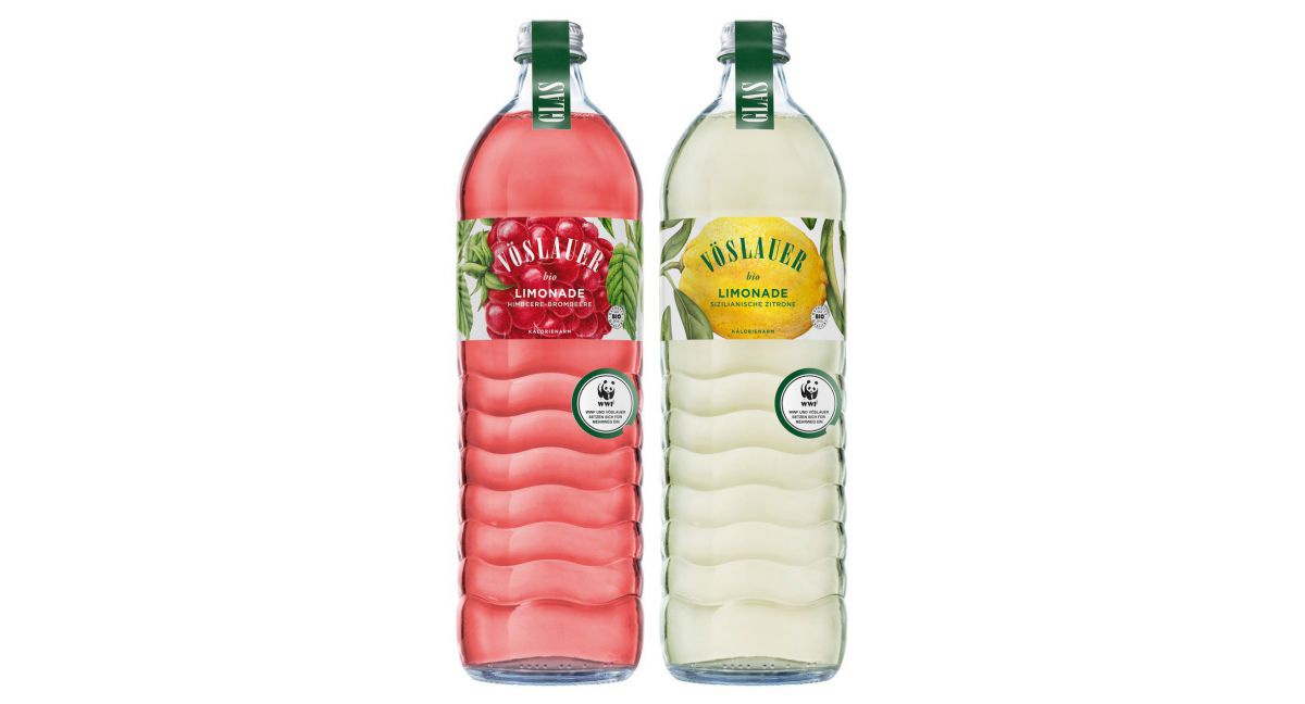 Eine pinke und eine blassweiße Limonadeflaschen im 1 Liter Mehrweg-Gebinde vor weißem Hintergrund: Himbeere-Brombeere und Sizilianische Zitrone. Die Flaschen tragen das WWF-Partnerlogo.