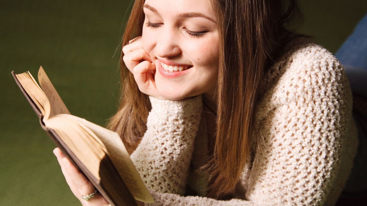 Frau liest ein Buch.