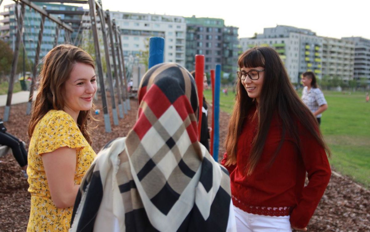 Drei junge Frauen am Spielplatz.