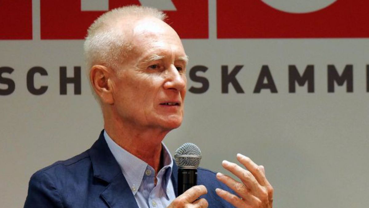 Wolfgang Lusak mit Mikrofon.