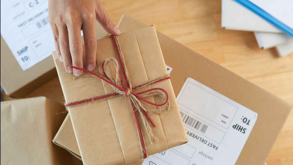Hand greift auf Paket.
