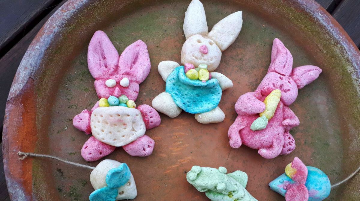 Bunte Osterhasen, aus Salzteig geformt.